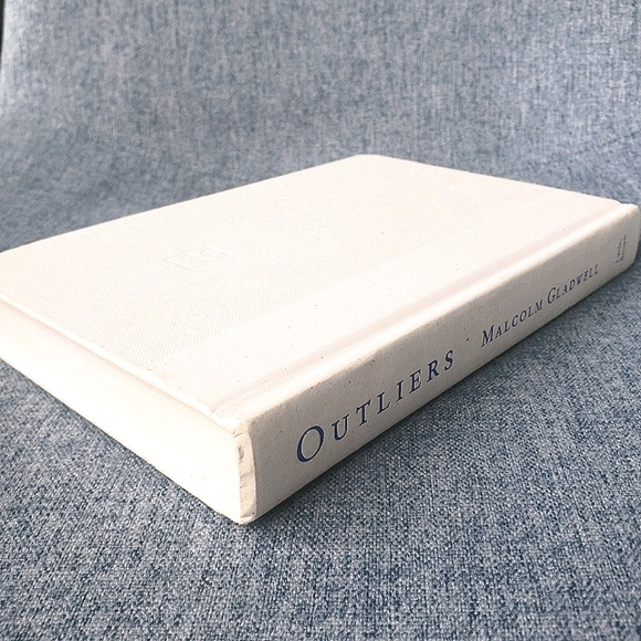 4/$23 or $14 for Set of 2 Used Gladwell Books - Picture 5 of 9